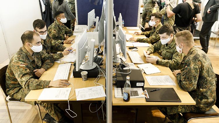 Im Nachbarbezirk Berlin-Mitte helfen Soldaten und Soldatinnen im Gesundheitsamt.