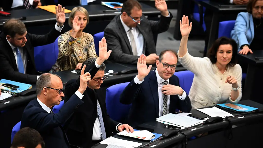 Nach-dem-Bundestag-muss-nun-am-Freitag-noch-der-Bundesrat-ueber-die-Grundgesetzaenderung-abstimmen-Die-rot-rote-Koalition-ringt-noch-darum-wie-sie-sich-dabei-verhaelt