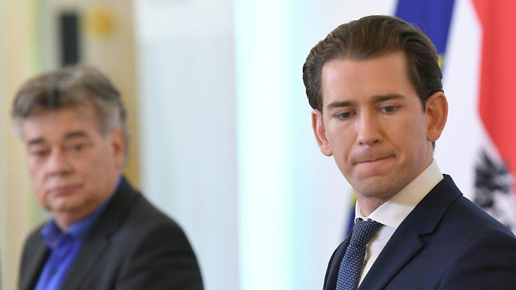 Bundeskanzler Sebastian Kurz von der ÖVP und Vizekanzler Werner Kogler von den Grünen bei einer Pressekonferenz in Wien.