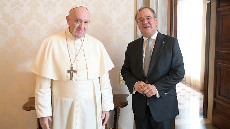 NRW-Ministerpräsident Armin Laschet hat Papst Franziskus zu einer Privataudienz im Vatikan getroffen. 