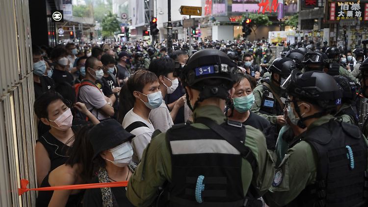 Das international heftig kritisierte Sicherheitsgesetz erlaubt den Behörden ein hartes Vorgehen gegen alle Aktivitäten in Hongkong.