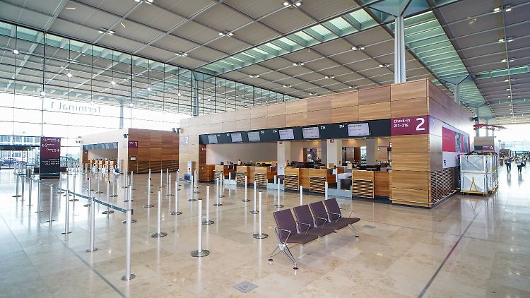 Glücklicherweise entschieden sich die Planer für ein relativ zeitloses Design. So wirkt der Flughafen angesichts der jahrelangen Verzögerung noch nicht antiquiert.
