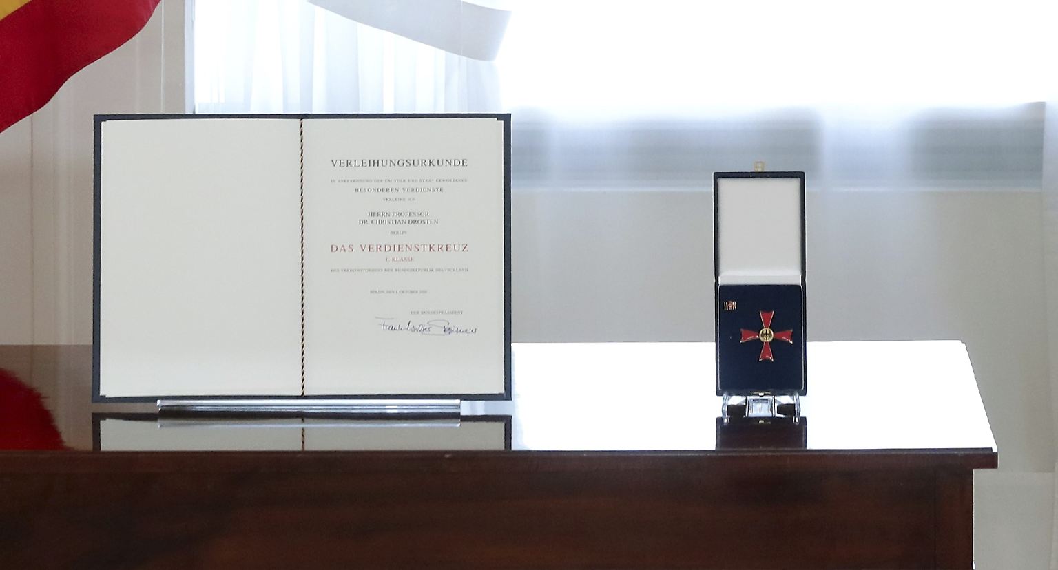 Bundespräsident Frank-Walter Steinmeier hat acht verschiedene Verdienstorden zu vergeben. Aber nur die unteren drei Stufen werden regelmäßig verliehen: angefangen bei der Verdienstmedaille über das Verdienstkreuz am Bande bis zum Verdienstkreuz 1. Klasse.