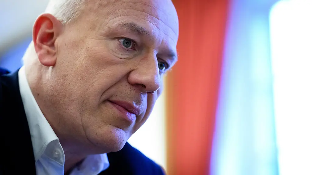 Berlins-Regierender-Buergermeister-Kai-Wegner-CDU-haelt-ungleiche-Bezahlung-bei-Klinikkonzernen-und-Tochternehmen-fuer-ein-Problem