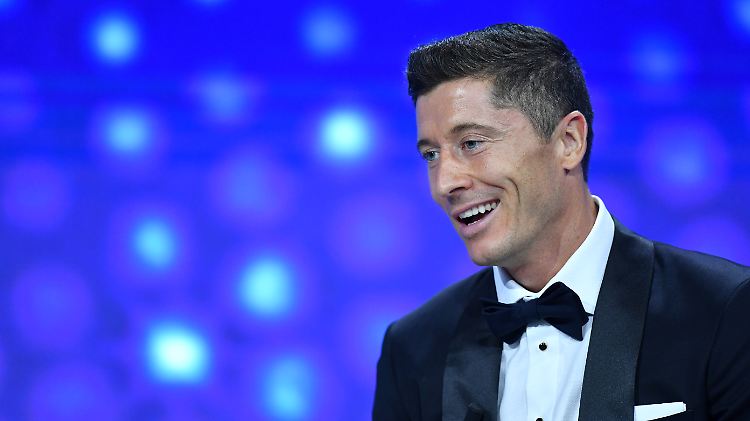 Ganz ungewohnter Anblick: Robert Lewandowski in Anzug statt Trikot.
