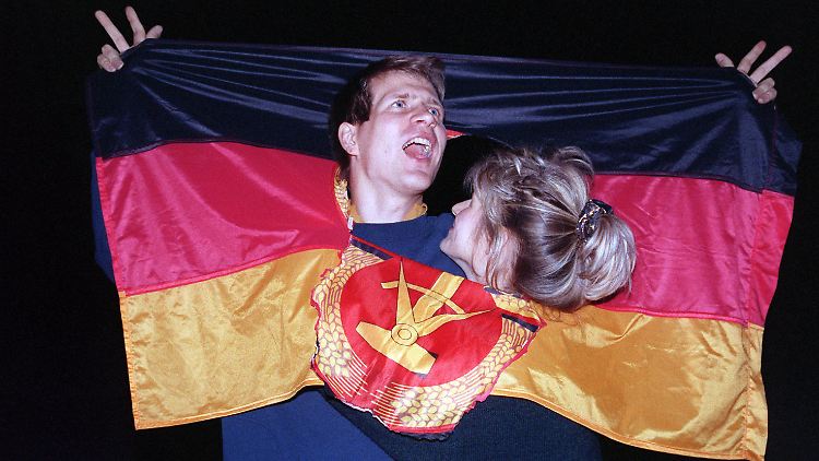Hammer und Zirkel haben sich in der Nacht zum 3. Oktober verabschiedet.