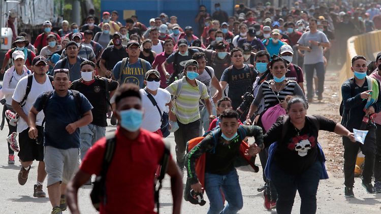 Die Teilnehmer des Trecks versuchen, die Grenze zwischen Honduras und Guatemala zu überwinden.