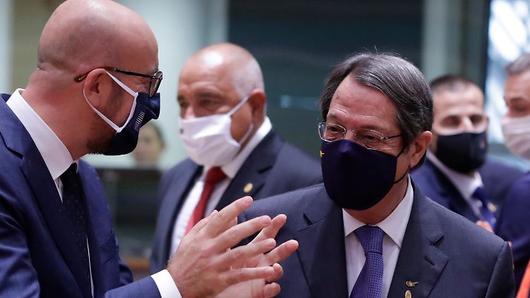 Zyperns Präsident Anastasiades (r., hier im Gespräch mit Ratschef Michel) verwarf das Veto seines Landes.