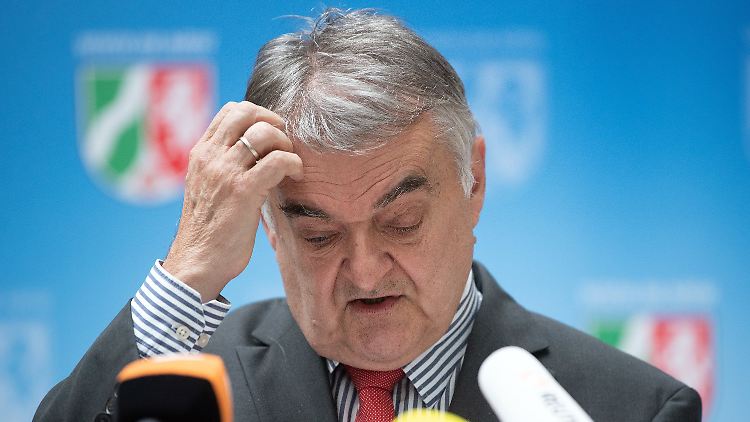 NRW-Innenminister Reul musste erneut rechte Umtriebe in einer seiner Behörden einräumen.