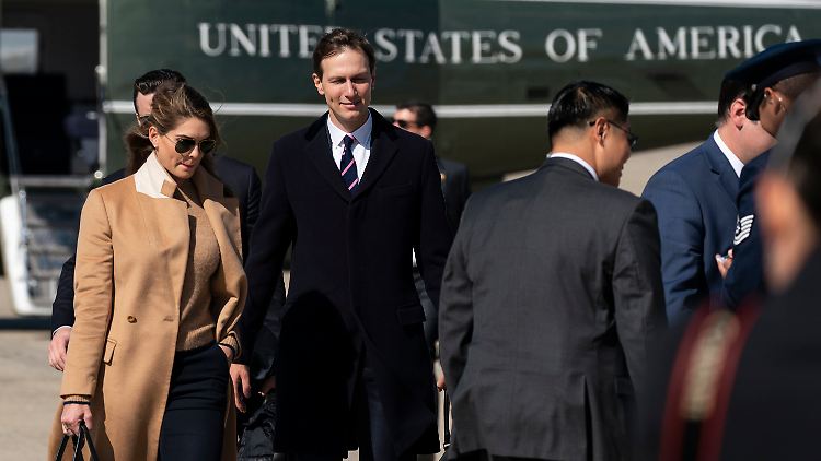 Hicks (hier mit Trumps Schwiegersohn Kushner) trat zuletzt auf dem Militärflugplatz Joint Base Andrews öffentlich auf.