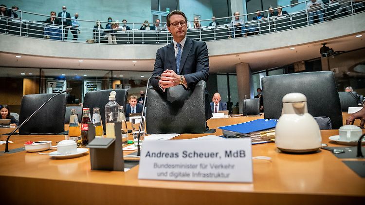 Bis in den frühen Morgen stand Verkehrsminister Andreas Scheuer dem Untersuchungsausschuss Rede und Antwort.