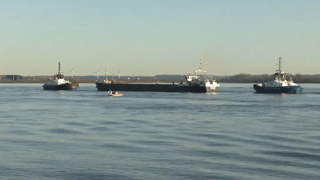 Ein-Frachtschiff-hat-auf-der-Hamburger-Elbe-mutmasslich-einen-Maschinenschaden-erlitten