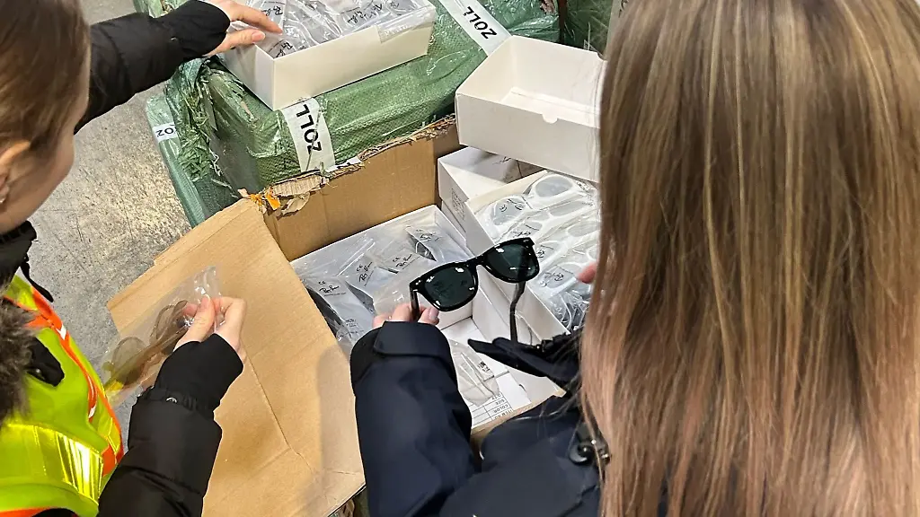 Zwei-Paletten-bepackt-mit-angeblichen-Marken-Sonnenbrillen-wurden-am-Stuttgarter-Flughafen-entdeckt-Foto-Handout