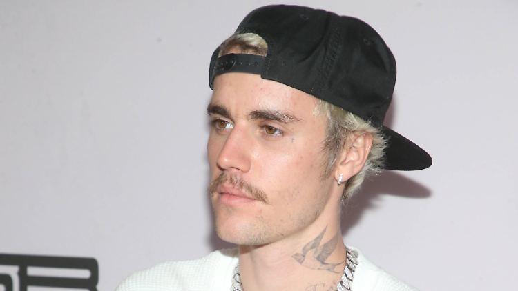 Mit dabei hatte Bieber laut Medienberichten seinen eigenen Pastor und auch seine Frau Hailey.