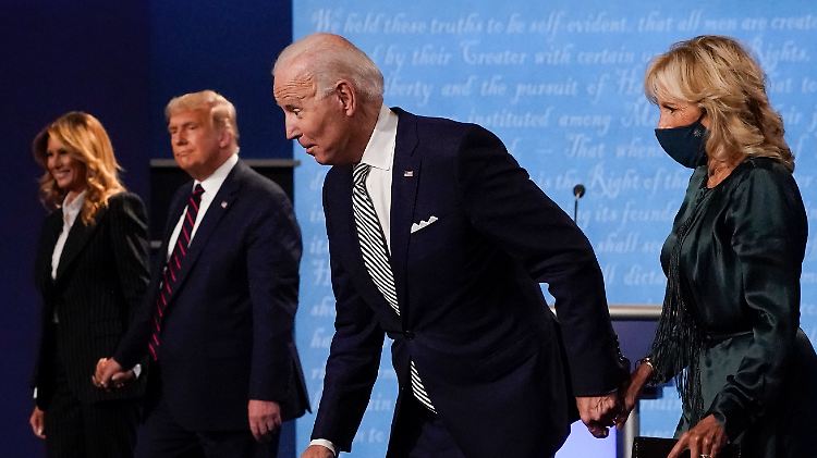 Trump und Biden standen am Dienstag mit ihren Ehefrauen gemeinsam auf einer Bühne.