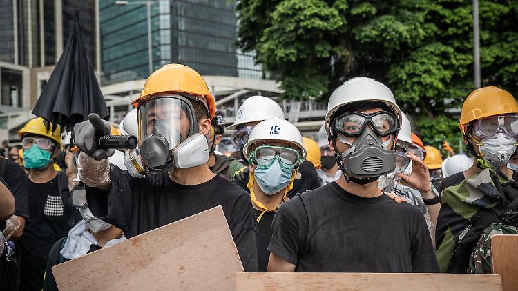 Demonstranten in Hongkong rüsten sich gegen Reizgas-Attacken: Deutschland liefert sein Pfefferspray auch an China.