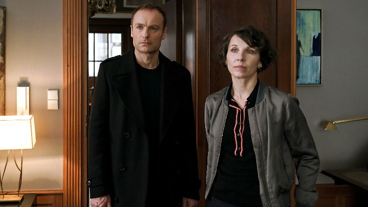 Karow (Mark Waschke, l.) und Rubin (Meret Becker) ermitteln in einer deutsch-deutschen Familientragödie.