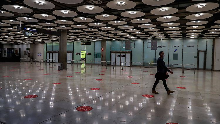 Der Internationale Flughafen Madrids gleicht schon jetzt einer Geisterhalle: Um Mitternacht tritt der Lockdown für die Hauptstadtregion in Kraft.