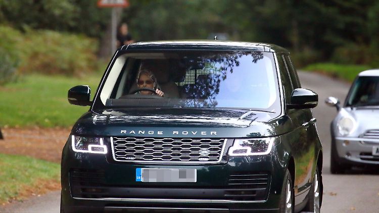 Mit 94 Jahren zeigt sich die Monarchin noch fit und steuert im Sommerurlaub noch selbst den Wagen.