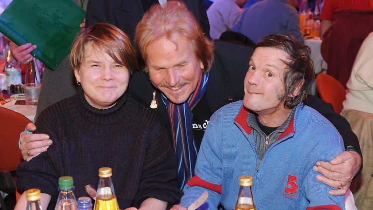 Dieses Essen geht aufs Haus: Zander und zwei seiner Gäste.