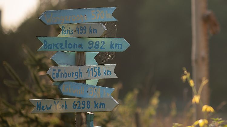Ein Wegweiser in Stuttgart verweist auf ferne Ziele. Doch viele davon gelten inzwischen als Corona-Risikogebiet.