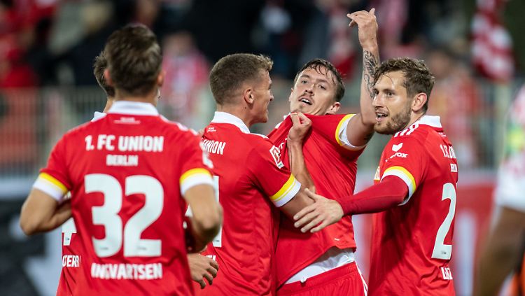 Robuste Herzlichkeit und ein Schwabe. Kruse (2.v.r.) erhält Gratulationen für sein Tor zum 1:0 - gespendet von Prömel, einem gebürtigen Stuttgarter. Dit is Berlin.
