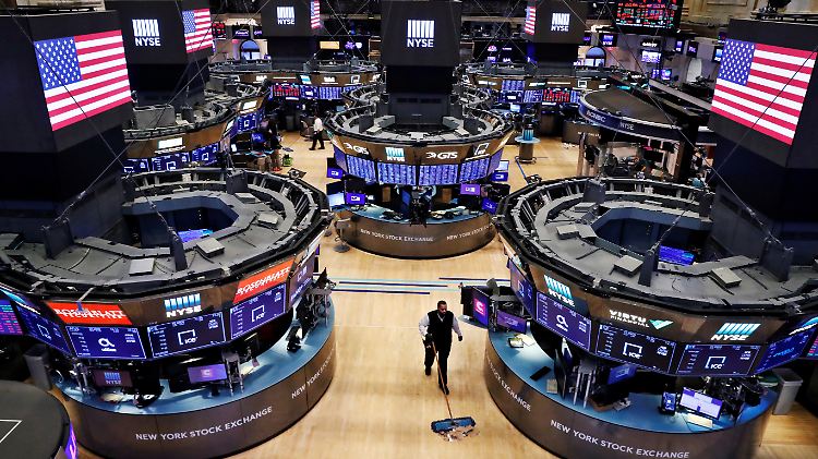 Auf dem Parkett wird zusammengefegt: Der Leitindex Dow schließt im Minus.