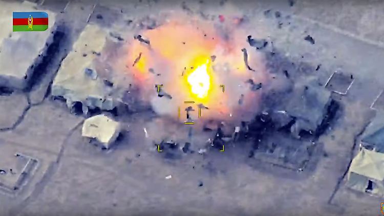 Dieses Videostandbild, das vom aserbaidschanischen Verteidigungsministerium herausgegeben wurde, soll aserbaidschanische Streitkräfte zeigen, die ein Lager der armenischen Armee angreifen.
