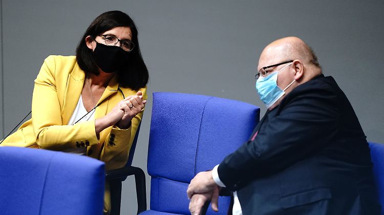 Schwarz-grünes Gespräch am Rande der Bundestagsdebatte zur Deutschen Einheit: Grünen-Fraktionschefin Katrin Göring-Eckardt und Wirtschaftsminister Peter Altmaier.