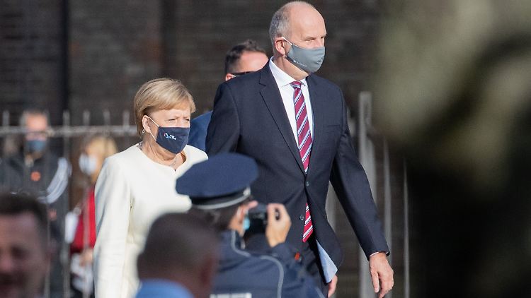 Wegen der Pandemie durften nur 130 Gäste bei den Feierlichkeiten sein - darunter Bundeskanzlerin Angela Merkel und Brandenburgs Ministerpräsident Dietmar Woidke.