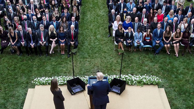 Die Wurzel allen Übels? Wenige Tage nach der Nominierung von Amy Coney Barrett (l.) für das Oberste Gericht wurden Präsident Trump und viele andere Anwesende positiv getestet.