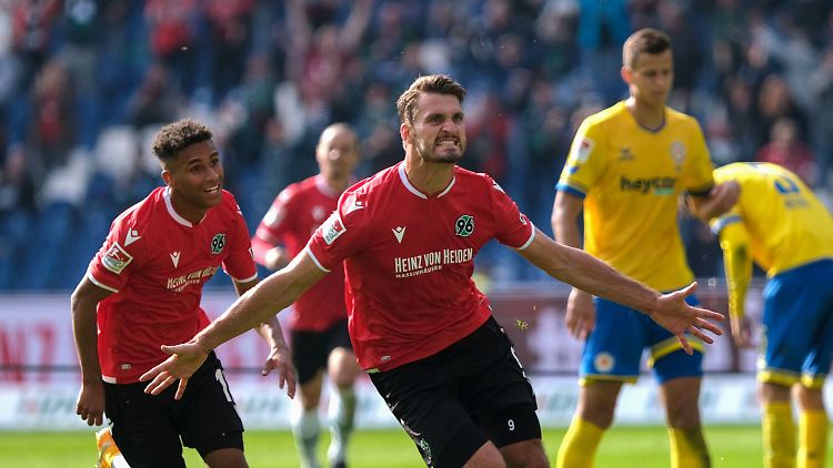 Weydandt stellt mit dem 2:1 die Weichen auf Sieg.