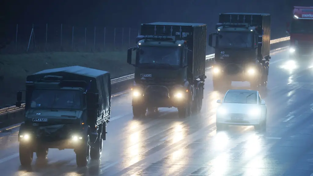 Nun-soll-der-Militaerkonvoi-des-litauischen-Militaers-auch-Brandenburg-passieren