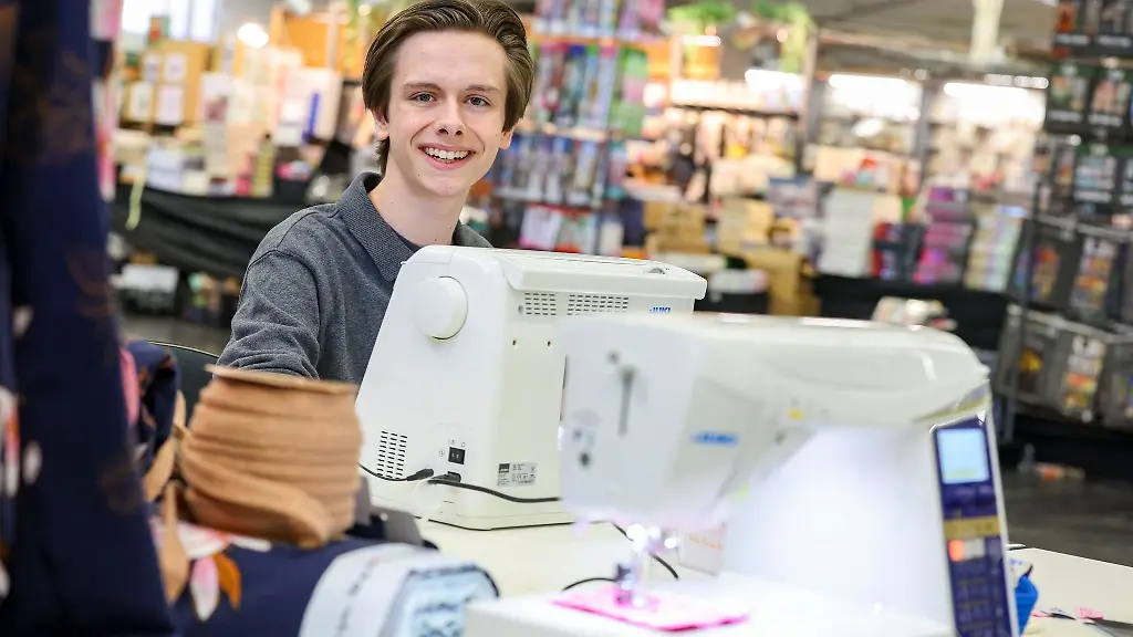 Das-15-Jahre-alte-Naeh-Talent-will-auch-andere-Kinder-und-Jugendliche-fuer-das-Hobby-begeistern