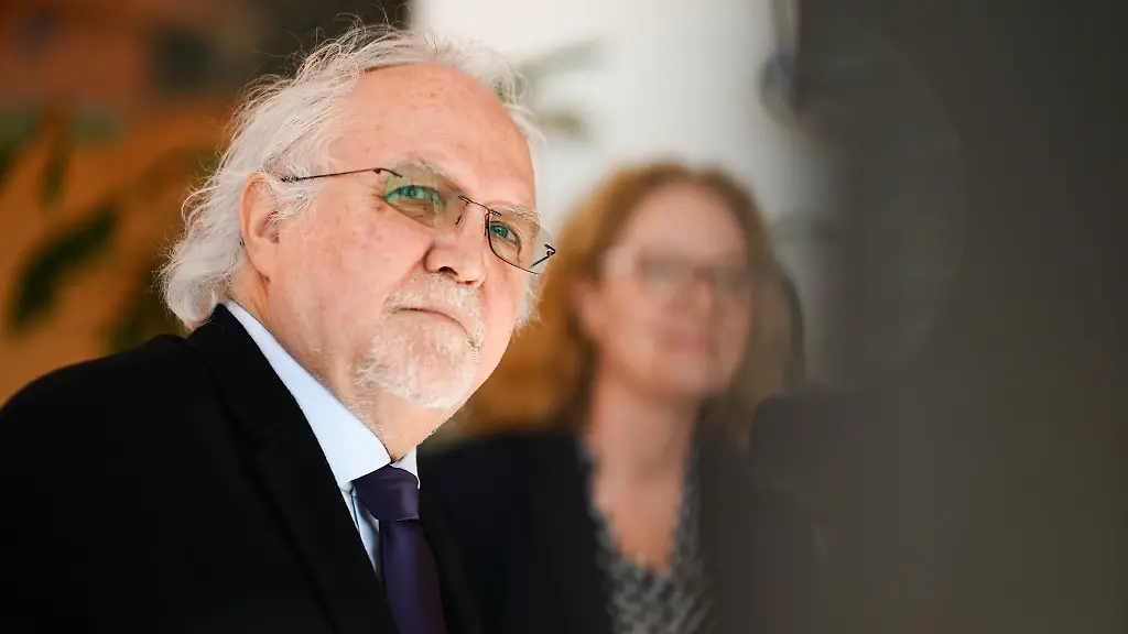 Der-Brite-Sir-Donald-Runnicles-ist-ab-kommender-Spielzeit-Chefdirigent-der-Dresdner-Phiharmonie