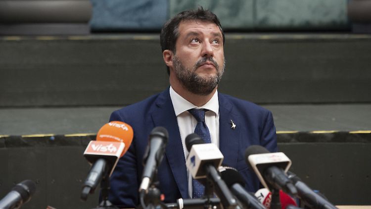 Salvini wird beschuldigt, seine Befugnisse als Innenminister missbraucht zu haben.