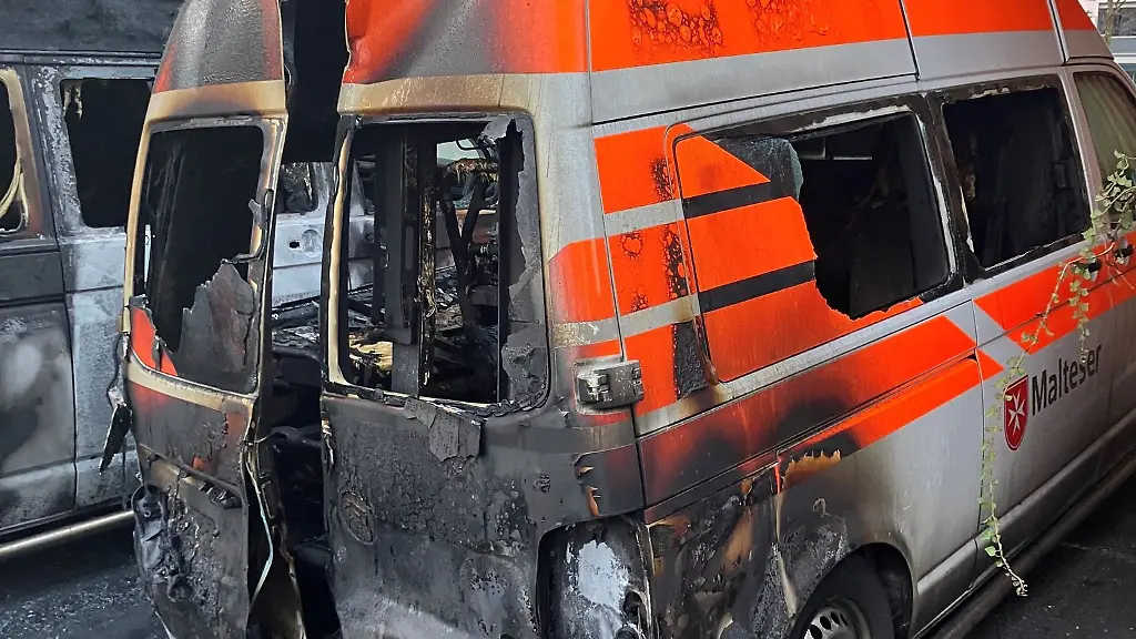 Beim-Brand-auf-dem-Parkplatz-des-Malteser-Hilfsdiensts-in-Freiburg-gab-es-einen-Schaden-von-etwa-450-000-Euro