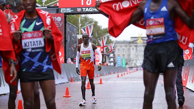 Sieger Kitata jubelt bereits ausgiebig, als Kipchoge ins Ziel kommt.