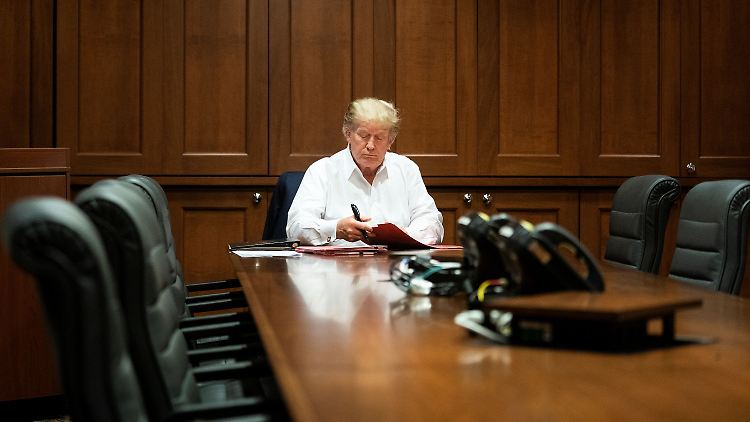 Trump bei der Arbeit im Walter-Reed-Krankenhaus nahe Washington - das zumindest soll das Foto zeigen.
