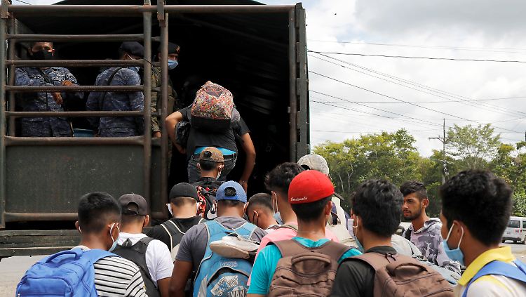 Mit Lkws werden die Migranten zurück nach Honduras gebracht.
