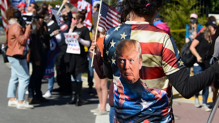 Vor dem Militärkrankenhaus, in den der Präsident behandelt wird, versammeln sich Trumps Anhänger.