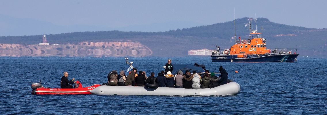 Die Beschuldigten sollen Informationen über die Positionen von Schiffen der Küstenwache an Schlepper weitergegeben haben.
