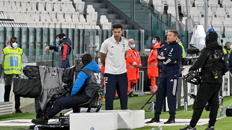 Auch Torwart-Idol Gianluigi Buffon hätte gerne gespielt, wartete aber erwartungsgemäß vergeblich auf den gegner aus Neapel.