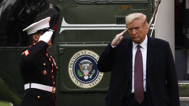 Als Donald Trump nach einer Reise in den Bundesstaat New Jersey ins Weiße Haus zurückkehrte, soll er bereits um seinen positiven Coronatest gewusst haben.