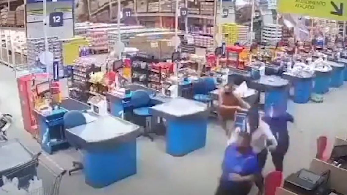 Brasilien Supermarkt Unfall Regale.JPG