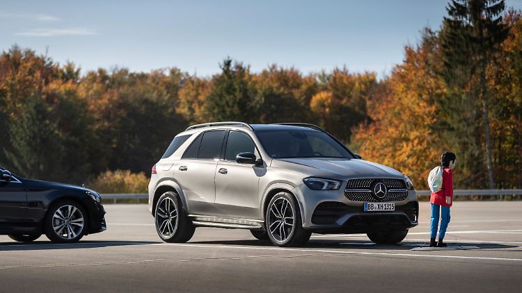 Auf der Autobahn können schon heute viele Autos kurzzeitig autonom fahren. Am besten gelingt dies drei deutschen Modellen.