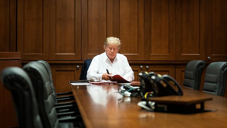 Remdesivir, Dexamethason, monoklonale Antikörper,  Zink, Vitamin D, Famotidin, Melatonin  und Aspirin - die Liste der Medikamente, die Trump erhielt, ist lang.