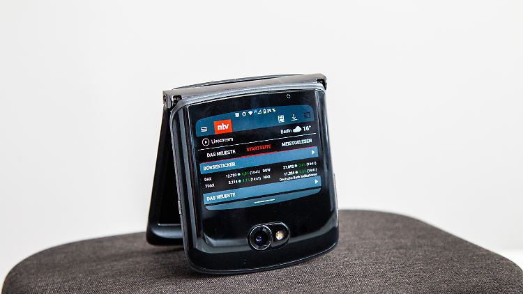 Öffnet man das Razr 5G, wird die auf dem Außendisplay gestartete App auf dem großen Bildschirm fortgeführt.