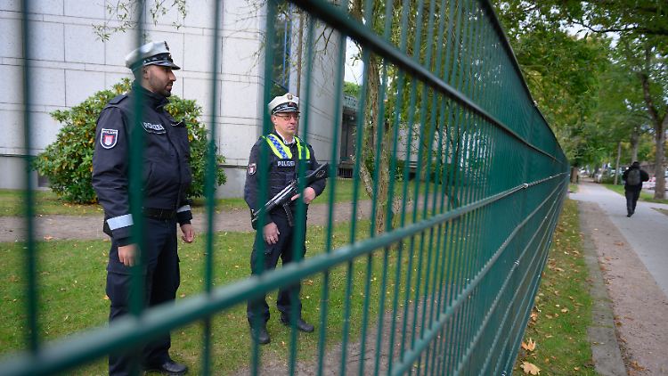 Polizisten bewachen die Hamburger Synagoge, den Tatort des mutmaßlich antisemitischen Anschlags.