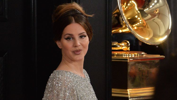Hält die Maske offenbar in erster Linie für ein Mode-Accessoire: Lana Del Rey.